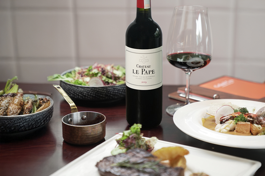 Château Le Pape là dự án rượu vang mới đầy sáng tạo, mang đến những tầng hương vị đa dạng và cuốn hút