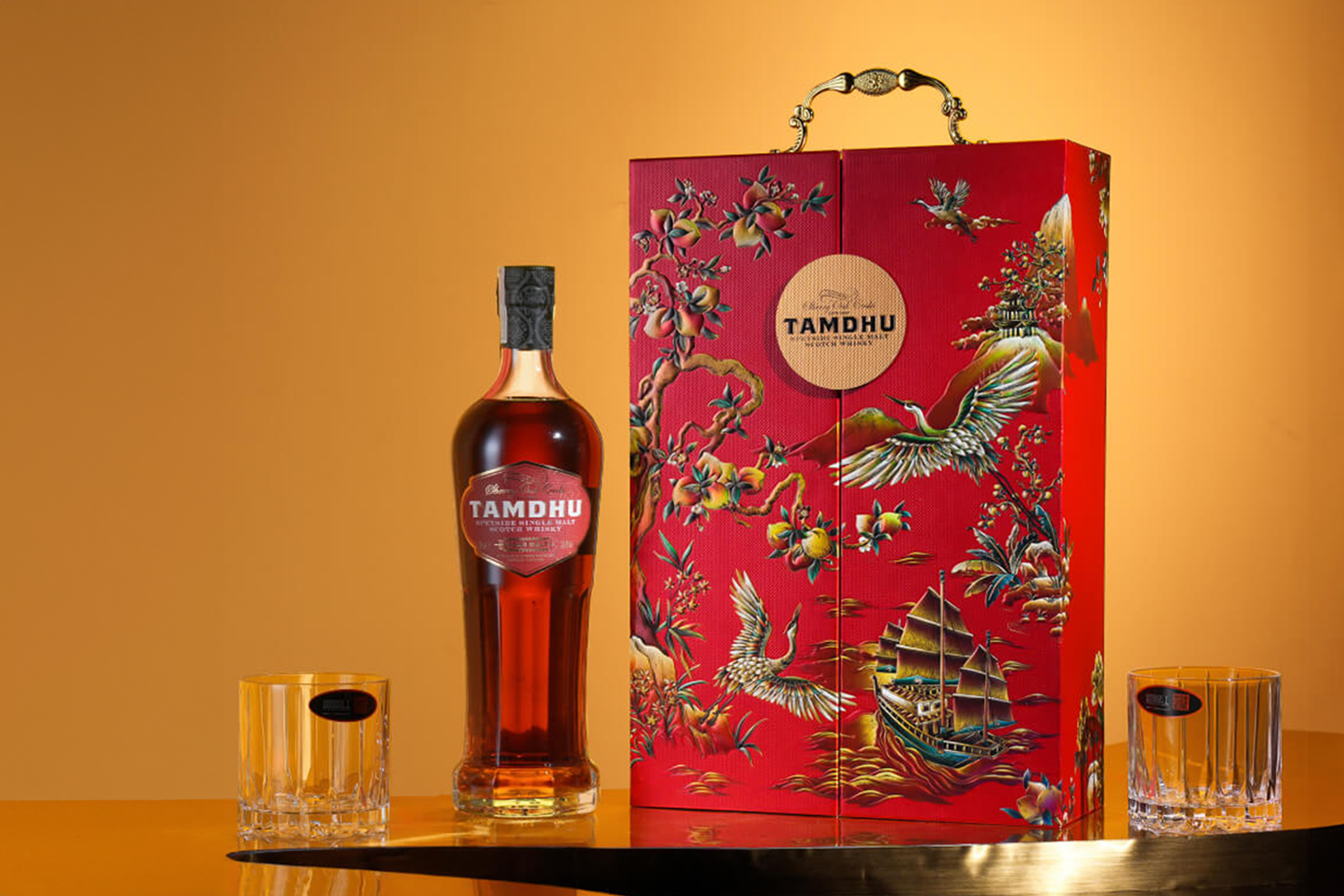 Hộp quà tặng whisky trở nên ấn tượng với ly pha lê Riedel Rocks Glass