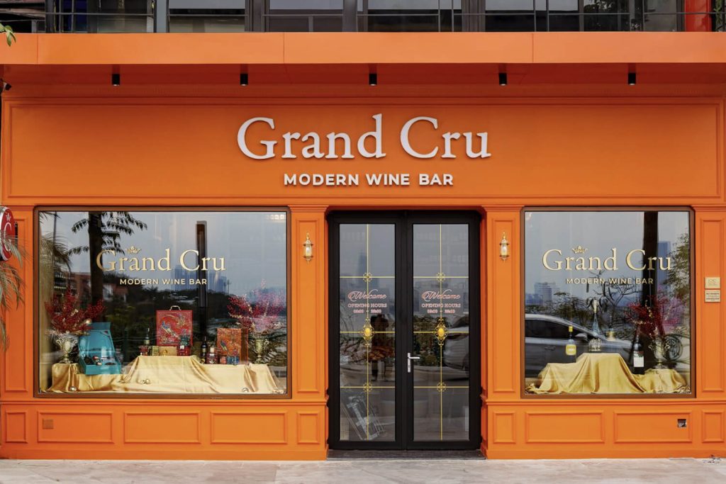 Grand Cru Modern Wine Bar với view Hồ Tây thơ mộng, mở ra không gian thưởng vang thư giãn và lãng mạn