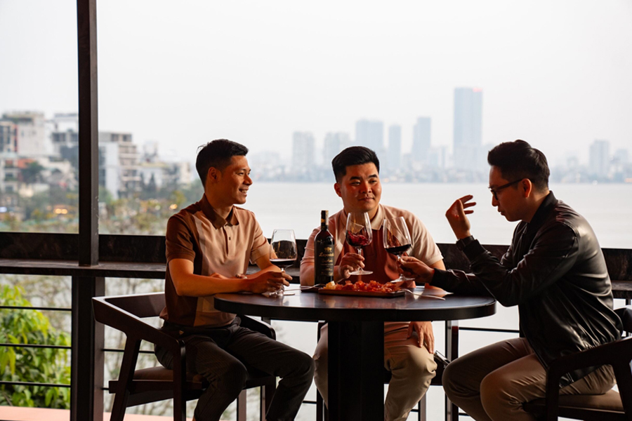 "View thưởng vang triệu đô" từ ban công Hồ Tây lãng mạn