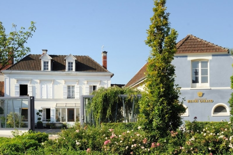 Chỗ nghỉ dành cho khách và vô số trải nghiệm đang chờ đón bạn tại Manoir Henri Giraud. Ảnh: Henri Giraud