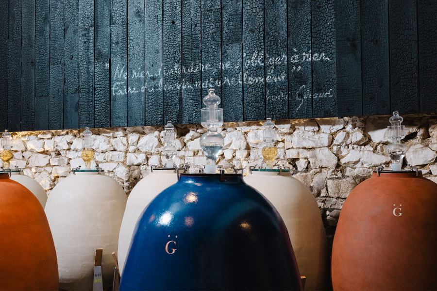 Những chiếc bình đất sét nung bằng sa thạch dùng để sản xuất dòng Dame Jane Rose NV của Henri Giraud. Ảnh: Henri Giraud