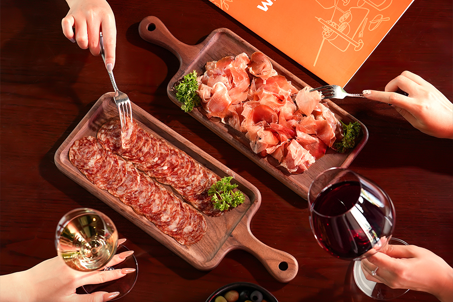 Lựa chọn 1 trong 2 loại thịt nguội hảo hạng - Món nhắm tuyệt vời cho trải nghiệm thưởng vang thêm thăng hoa