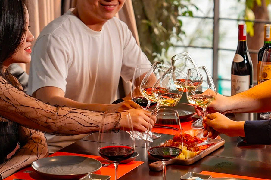 Thưởng thức vang Riesling tại Grand Cru - Modern Wine Bar