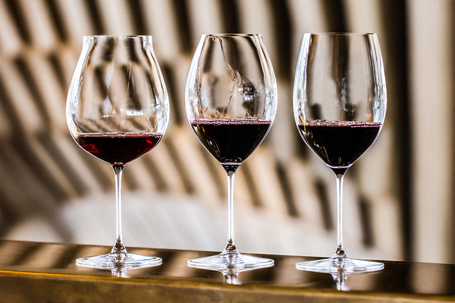 Từ trái sang phải: ly pha lê RIEDEL Pinot Noir, Syrah & Cabernet– mỗi kiểu ly tối ưu cho một giống nho riêng biệt