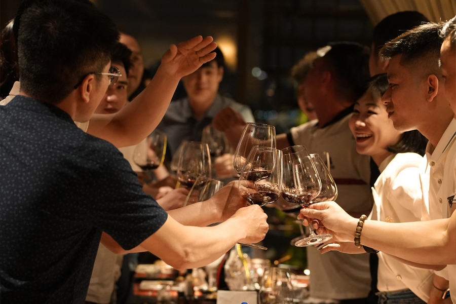 Phòng riêng tại Grand Cru - Modern Wine Bar – sang trọng, riêng tư và trang bị hiện đại, phù hợp cho nhóm 10–12 người tổ chức tiệc tổng kết.