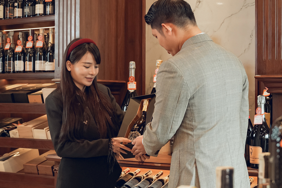 Tặng quà cho sếp là cách thể hiện sự tôn trọng và xây dựng mối quan hệ tốt đẹp nơi công sở.