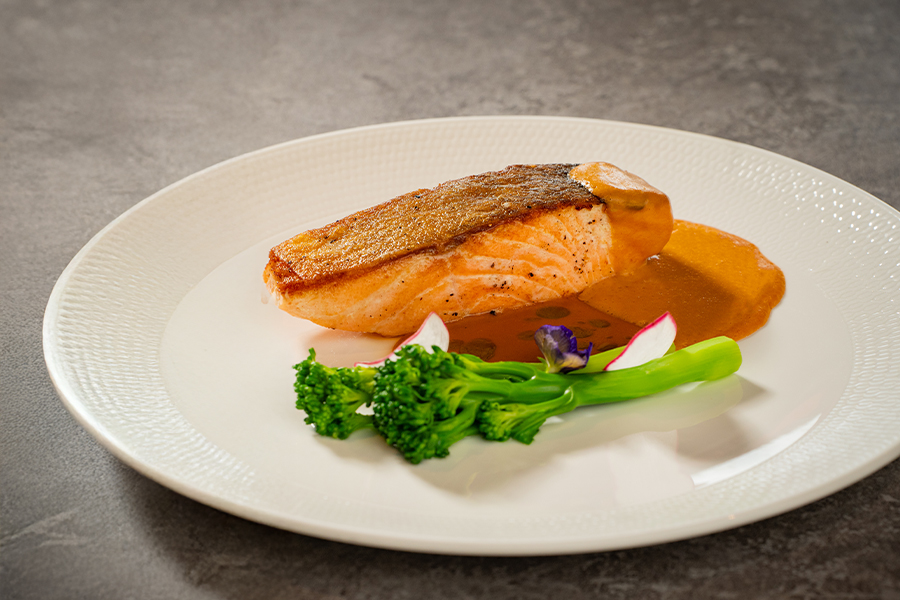 Món Cá Hồi Áp Chảo Tại Grand Cru - Modern Wine Bar