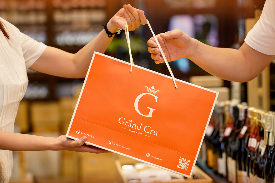 Dịch vụ quà tặng chuyên nghiệp tại Grand Cru - Modern Wine Bar giúp quý khách tự tin khẳng định gu thẩm mỹ cho mọi dịp quan trọng