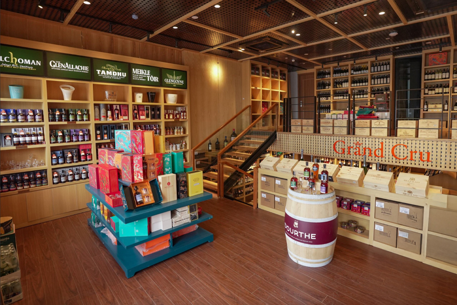 Cửa hàng rượu vang Grand Cru - Modern Wine Bar 88 Xuân Diệu - Giải pháp cho hộp Tết biếu sếp lý tưởng 2025.